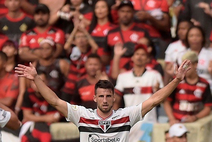 Célébrant un but contre Flamengo.