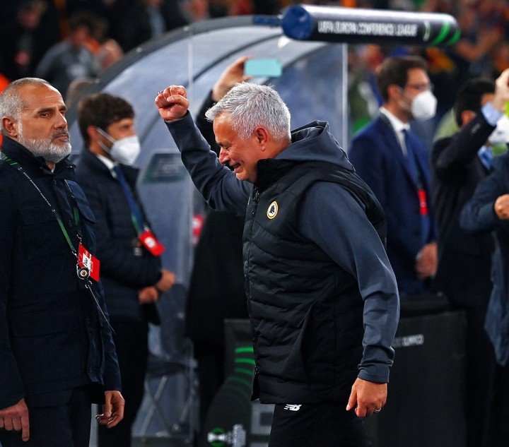Mourinho pleure à la fin du match de demi-finale.