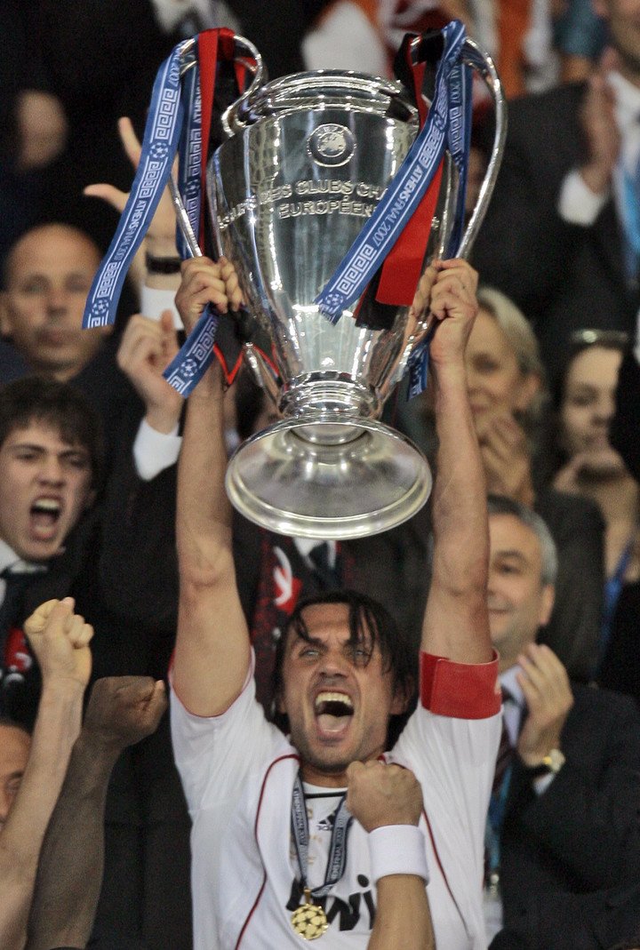 Maldini de Milan avec le titre 2007.