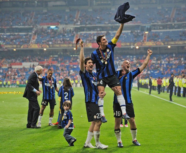Zanetti, Cambiasso et Milito avec le titre 2010.