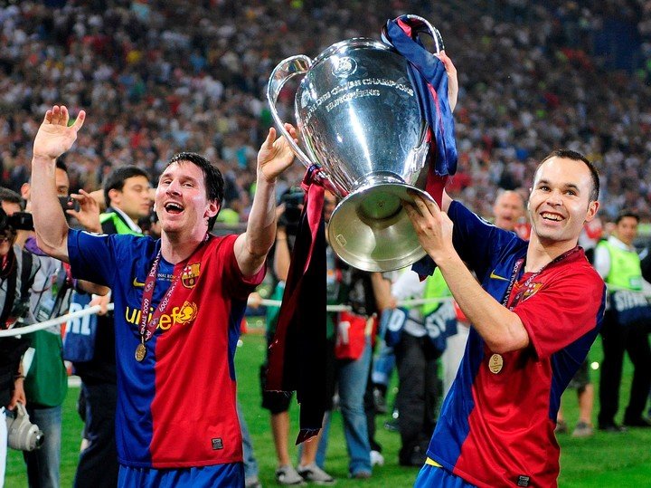Iniesta et Messi avec le titre 2009. La Pulga a remporté quatre des cinq titres de Barcelone.