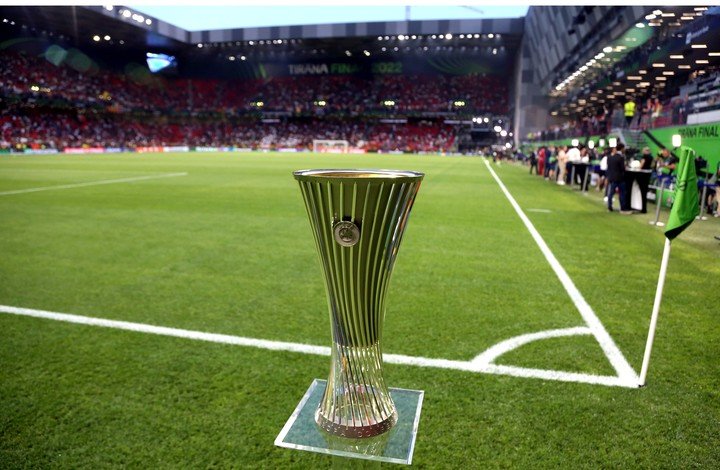 Tirana (Albanie), 25/05/2022.- Le trophée est exposé avant la finale de l'UEFA Europa Conference League entre l'AS Roma et le Feyenoord Rotterdam à la National Arena de Tirana, en Albanie, le 25 mai 2022. EFE/EPA/Malton Dibra