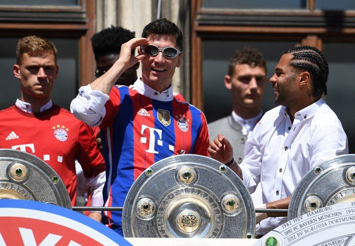 Pour célébrer le titre, Lewandowski a porté un ancien maillot du Bayern à Barsa colours..... (REUTERS).
