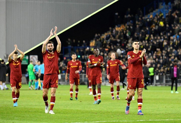 La Roma salue ses fans après avoir atteint la finale. Photo : REUTERS/Piroschka Van De Wouw