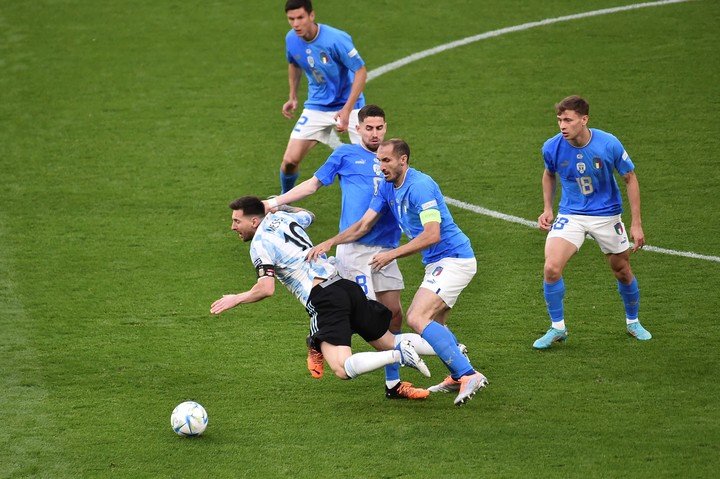Messi est mis à terre par le capitaine italien (AP).