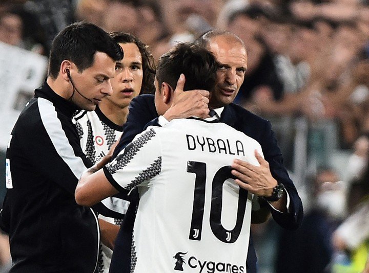 Allegri embrasse Dybala en mai dernier, lors de l'un des derniers matchs du Cordovan sous le maillot de la Juventus.