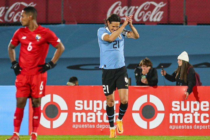 Cavani vient de réaliser un doublé avec l'Uruguay (EFE).