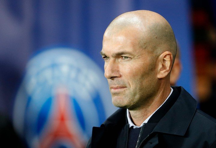 Zidane avec l'écusson du PSG, lors de sa présentation au stade pour affronter Madrid en 2019.