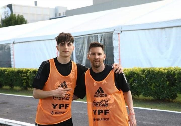 Alejandro Garnacho avec Lionel Messi (Photo : Instagram @garnacho7).