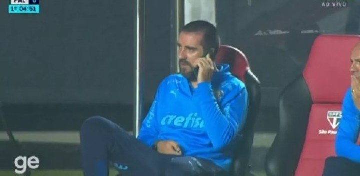 João Martins avec le téléphone pendant le match de Palmeiras.