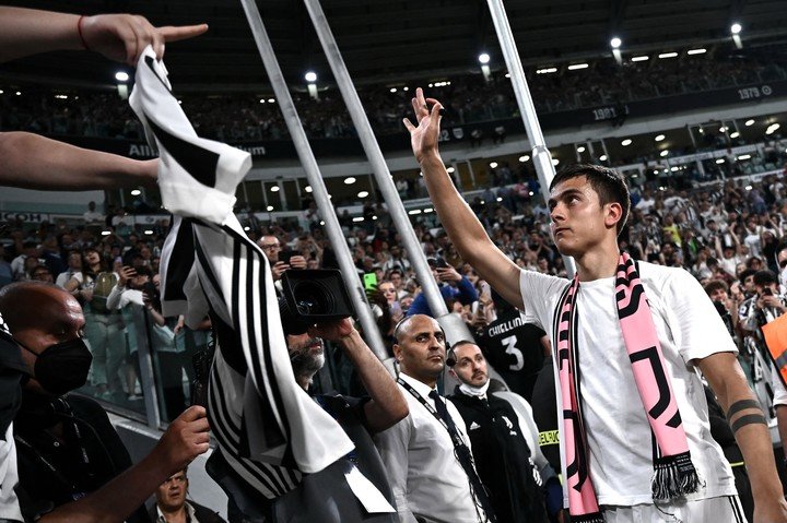 Dybala salue les fans.