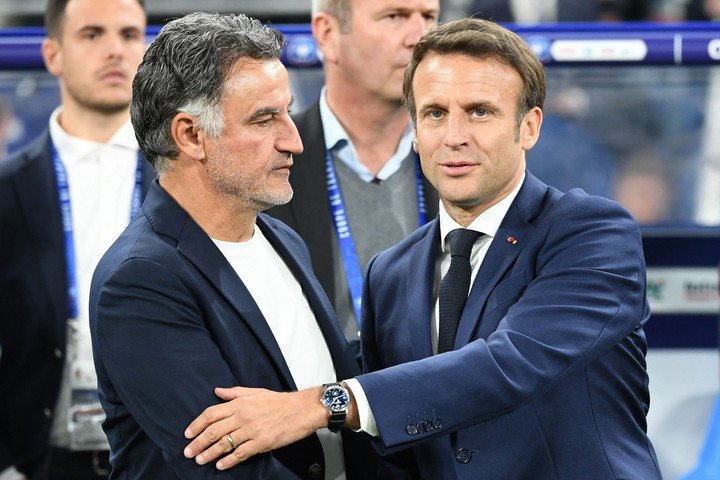 Christophe Galtier avec le président du pays, Emmanuel Macron, après la défaite de Nice en finale de la Coupe de France contre Nantes.
