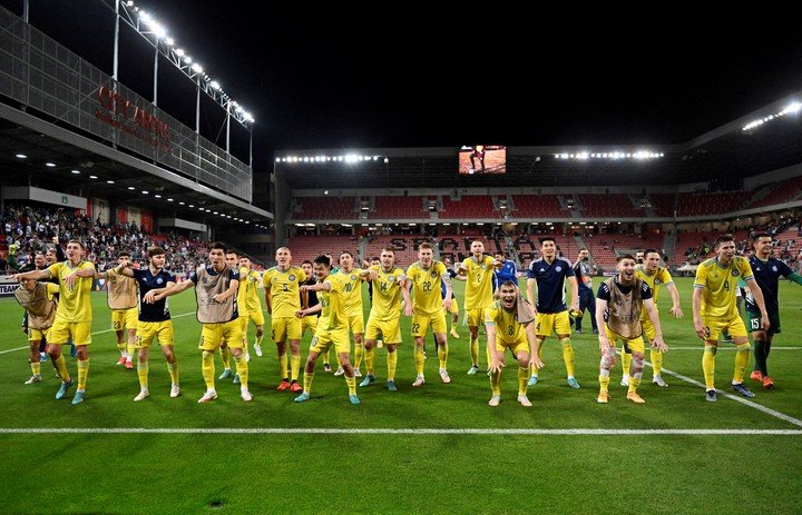 Les joueurs du Kazakhstan célèbrent après une victoire en Ligue des Nations contre la Slovaquie (Photo : REUTERS)