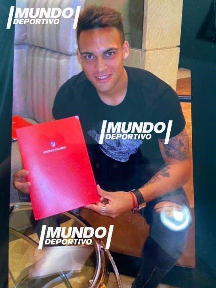 Lautaro Martínez lorsqu'il a signé à l'Atlético de Madrid (Mundo Deportivo).