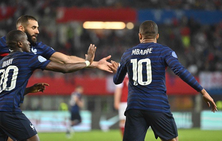 La célébration de Kylian Mbappé avec Diaby et Benzema après le match nul 1-1 au stade Ernst Happel (AFP).