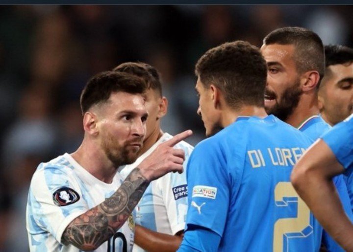 Messi reproche à Di Lorenzo.