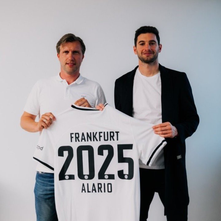 Alario a signé avec l'Eintracht Frankfurt.