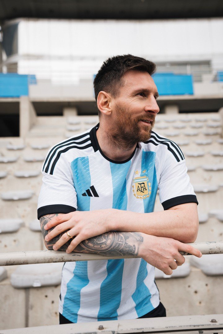 Lionel Messi avec le nouveau maillot de l'équipe nationale, celui de la Coupe du monde (EFE)