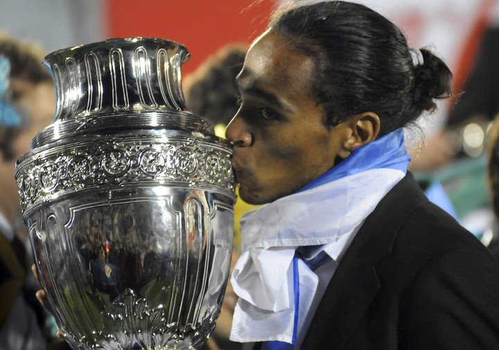 Alvaro Pereira embrasse le trophée lors de la célébration au stade Centenario (Photo : EFE).