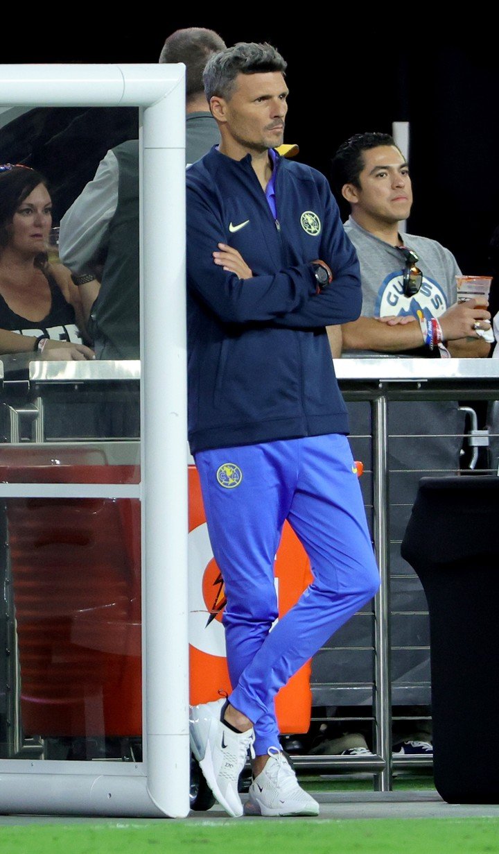 L'Argentin Fernando Ortiz, l'entraîneur de l'équipe américaine, regarde dans le vide (AFP).