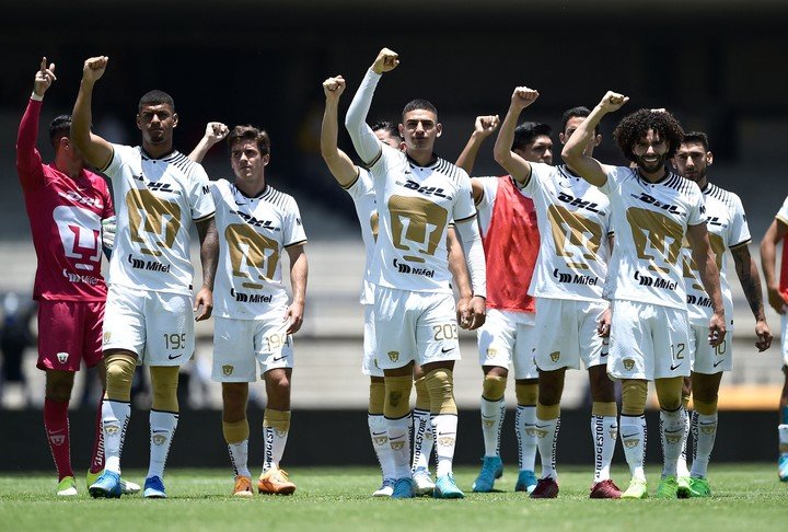 Les joueurs des Pumas UNAM célébrant la victoire contre Necaxa (Photo : AFP).