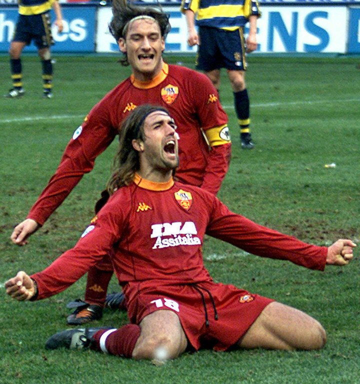 La célébration du titre 2000/01, avec le but de Bati, et Totti dans les célébrations.