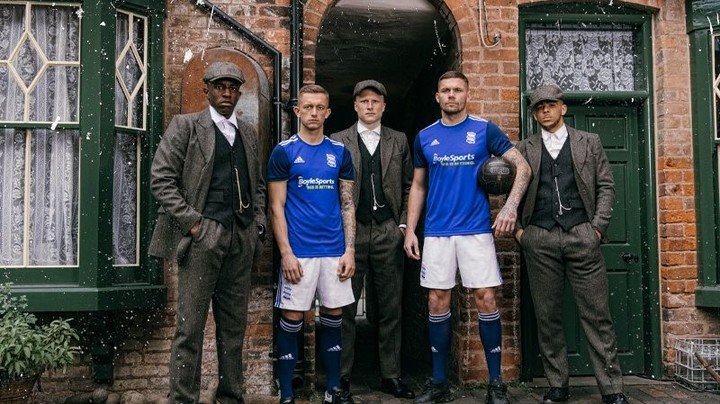 Les joueurs de Birmingham, habillés comme les Peaky Blinders.