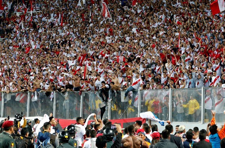 Les supporters péruviens célèbrent après avoir battu la Nouvelle-Zélande en barrages pour se qualifier pour la Coupe du monde 2018 en Russie.