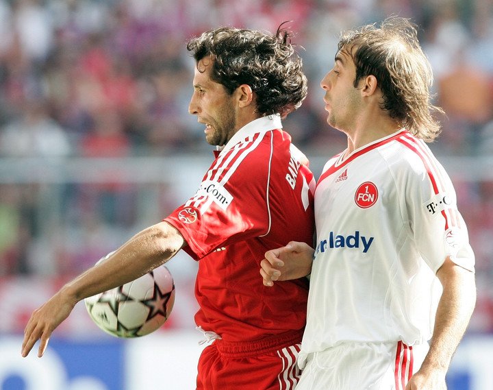 Hasan Salihamidzic à côté de Javier Pinola lors d'un match Bayern Munich - Nuremberg (Photo : AP).