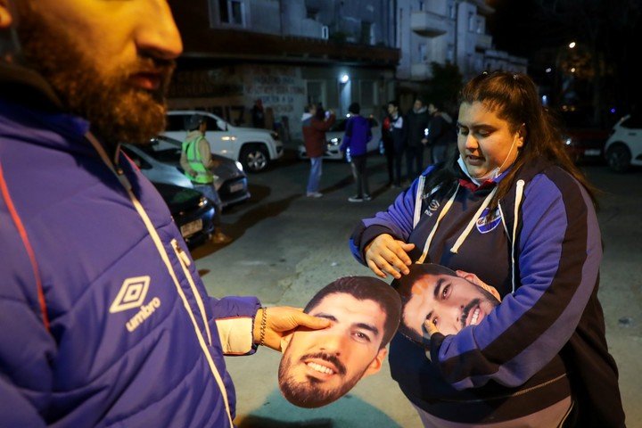 Des supporters du Nacional ont porté des masques de Luis Suarez au Gran Parque Central de Montevideo (Uruguay). (EFE)