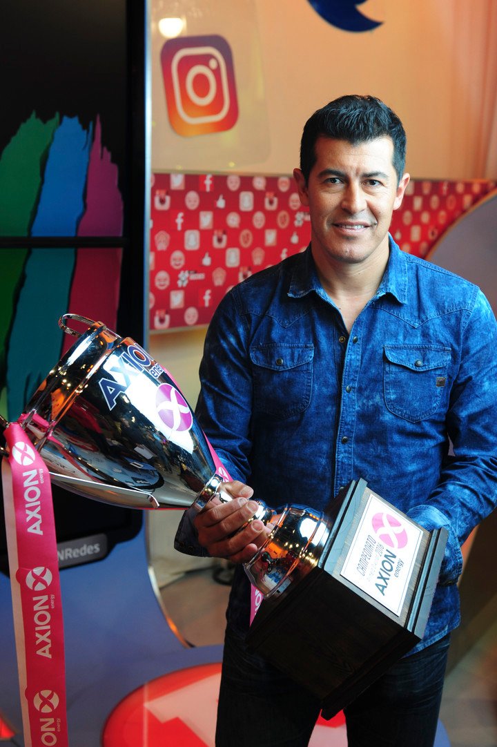 Jorge Almiron avec le trophée remporté en 2016. Photo : Mario Quinteros