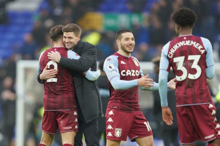 Steven Gerrard félicitant ses joueurs après un match contre Everton (Photo : AP).