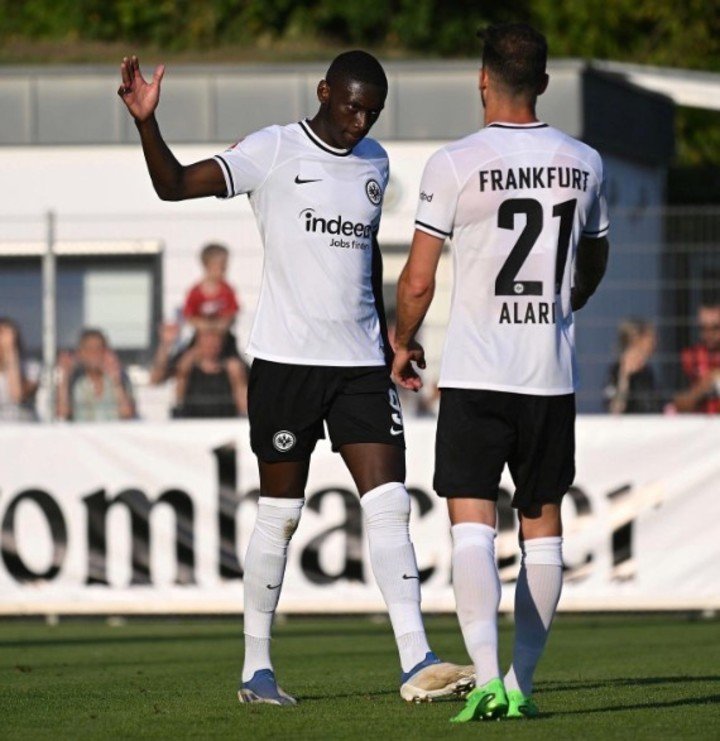Alario a marqué pour porter le score à 5-0 pour l'Eintracht Frankfurt.