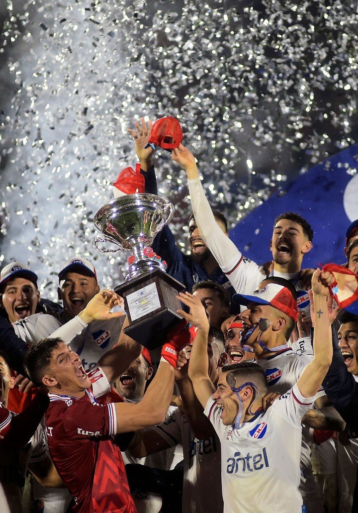Les joueurs du Nacional célèbrent avec le trophée après avoir remporté la finale du Torneo Intermedio 2022. (AFP)