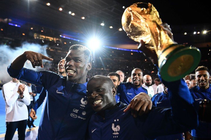 Paul Pogba célébrant avec N'golo Kante après avoir remporté la Coupe du monde Russie 2018 (Photo : AFP).