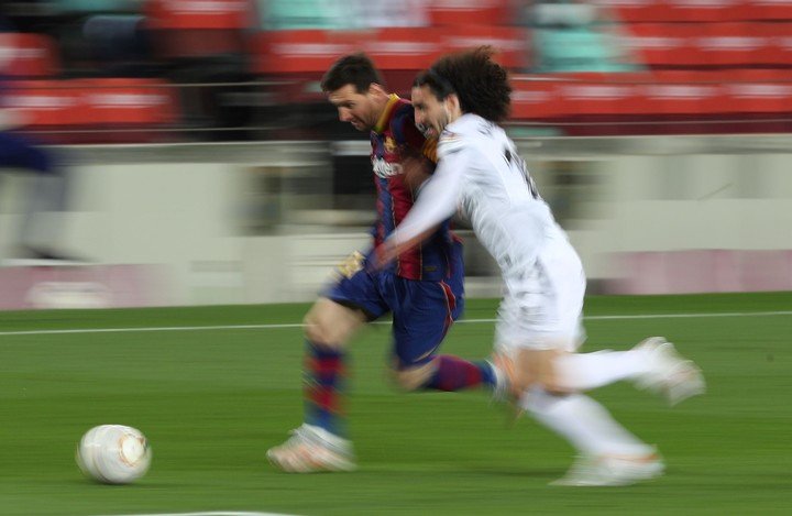 Cucurella contre Messi lors d'un match Barcelone - Getafe.