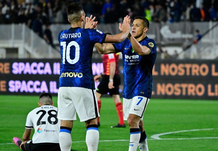 Lautaro Martinez et Alexis Sanchez en Serie A (Photo : AFP).