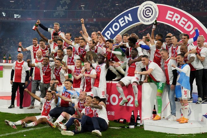 La célébration des champions de la Ligue 2022 de l'Ajax. Photo : AP /Peter Dejong