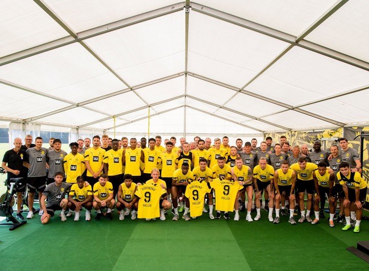 L'équipe du Borussia Dortmund a montré son affection pour Haller.
