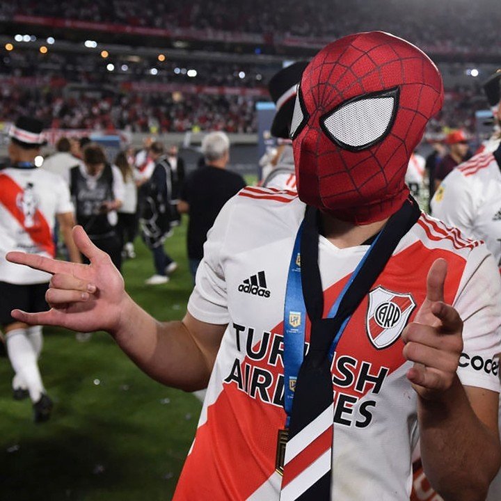 Julián en Spiderman lors des célébrations du championnat de River (Prensa River).