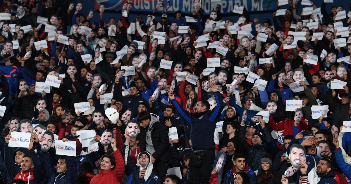 Des fans avec des masques de Lucho (photo Pablo Porciuncula / AFP).