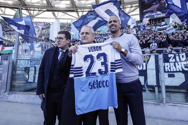 Le président de la Lazio avec Veron (EFE/EPA/GIUSEPPE LAMI)