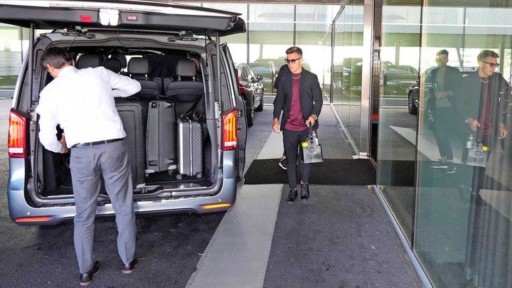 Lisandro Martinez arrivant à l'aéroport de Manchester.