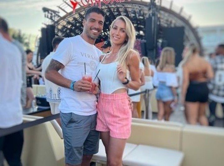 Luis Suárez avec Sofía, sa compagne, à Ibiza. Instagram.