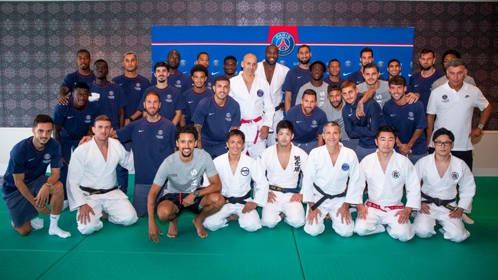 Messi et ses coéquipiers avec des judokas (PSG).
