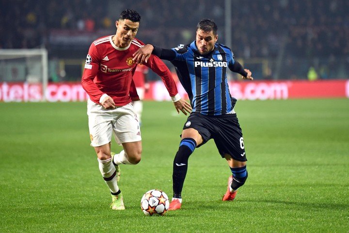 Palomino marque Cristiano lors d'un match de la Ligue des champions (EFE).