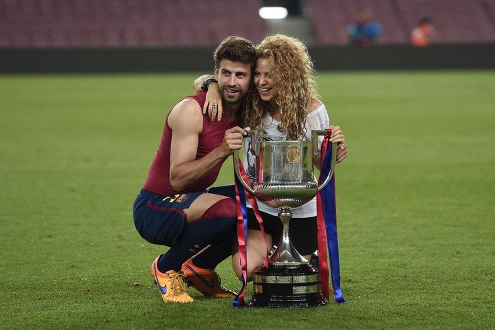 Piqué et Shakira célébrant un titre de Barcelone (Photo : AFP).