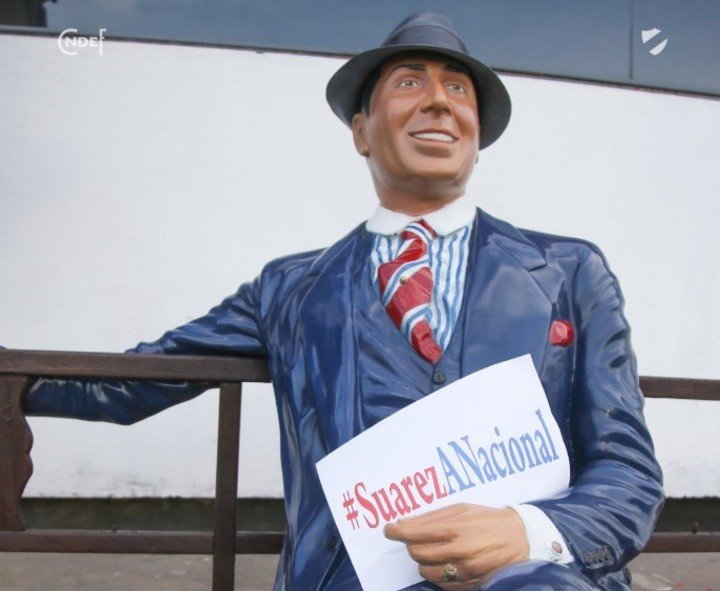 La statue de Gardel avec le hashtag pour le retour de Suárez.