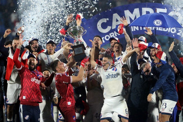 Les joueurs du Nacional célèbrent avec le trophée après avoir remporté la finale du Torneo Intermedio 2022. (EFE)