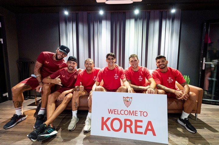 L'accueil de l'équipe à son arrivée en Corée. Photo : EFE/ Daebong Kim/ Sevilla FC